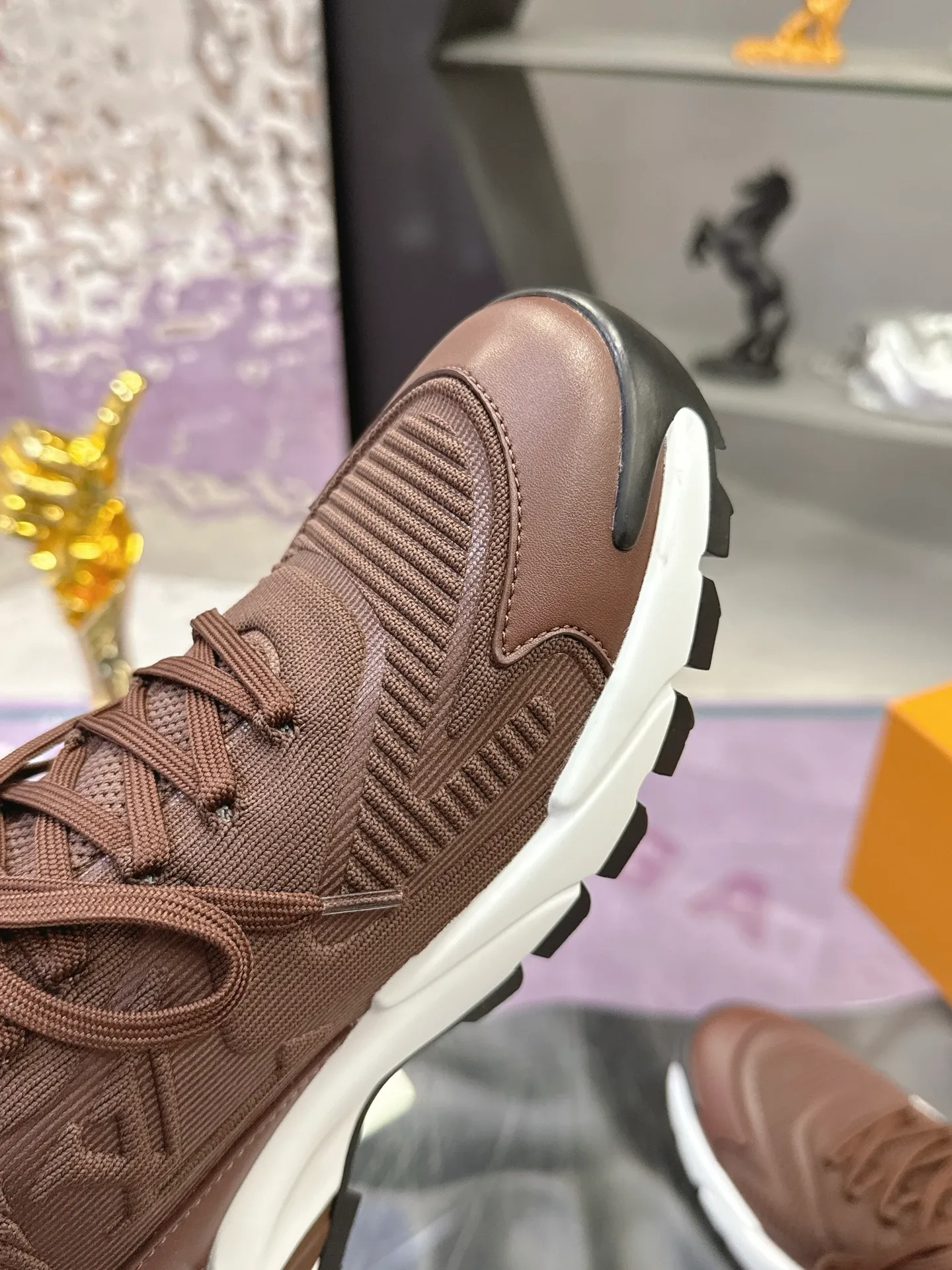 Men's men's shoes: 660💰 LV Louis Vuitton L Jialu brand Runner Tatic series thick-soled casual sports shoes running shoes original purchase development and production This LV Runner Tatic sports shoe is blended with fly woven fabric material to interpret the inspiration of traditional mountaineering shoes. The LV letters are written on one side, the Louis Vuitton logo, and the light and wear-resistant rubber outsole complete the whole package. The delivery counter is exquisitely packaged🛍📦 ▪️Fabrics: Original imported custom fly-knit fabric ▪️Inner lining: Original custom-made breathable mesh ▪️Sole: Original molded anti-slip rubber combination material ▪️Sole thickness: 4CM ▪️Size: Men's 39-45